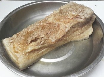 step3: 將<span class="group_2">醃料</span>拌勻，然後塗在豬肉上（不要塗豬皮）。在碟內下五湯匙白醋，將豬皮浸在白醋內，豬皮向下，醃六小時（可放入冰箱）