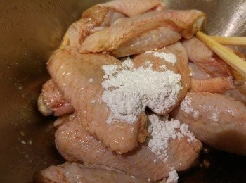 step2: 臨煎時將生粉和油加入<a href="https://bit.ly/3zHU5V3" target="_blank" data-keyword="雞翼" class="guide-link"><strong>雞翼</strong></a> <span style="display:inline-block;vertical-align:middle;margin-top:-3px;color:initial;border-radius:3px;padding:2px 3px;font-size:12px;line-height:14px;background:#87d300;color:#fff;">即買</span> 攪混。