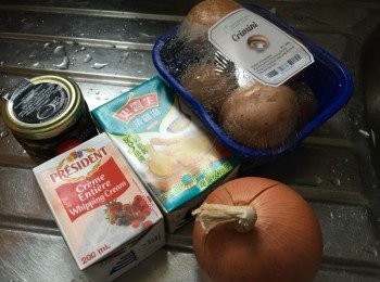 step1: 先將磨菇用沾少許水的廚房紙或布抹去磨菇表面，不用加水沖洗的，切粒備用; 洋蔥切半再切粒備用