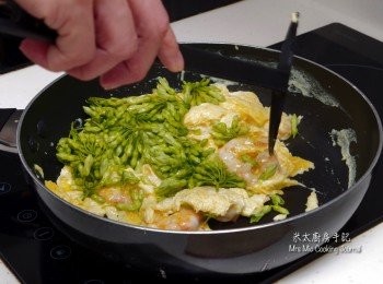 step6: 把雞蛋放入海蝦中，再放上夜香花，隨即用鑊鏟由外至內把蛋液推熟，上碟，趁熱食用！