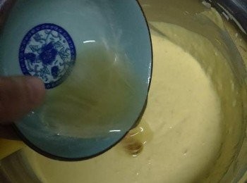 step9: f.將魚膠液倒入南瓜糊中充分攪拌均匀