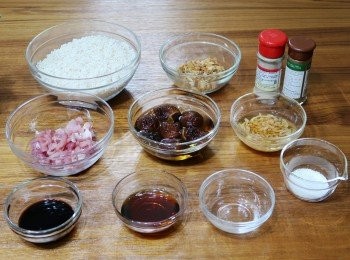 step1: 先準備好所需食材，
長糯米(只要洗淨／不需泡水)，
乾香菇泡開後切絲，
泡香菇水預留備用，
蝦米用少許開水和米酒浸泡去除腥味，
瀝水後備用
