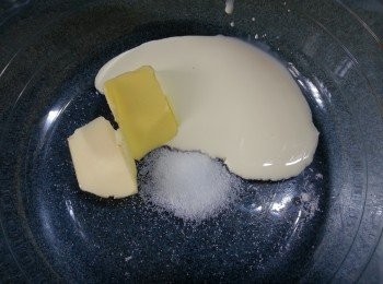 step4: 先將牛油.鹽.淡忌廉放入碗中