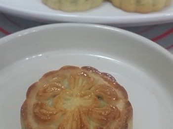 step1: 牛油,糖霜打勻, 加入糖漿、蛋黃攪勻, 篩進乾粉類,用膠刮輕輕拌勻,放室溫鬆弛40分鐘