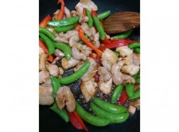 step4: 炒個兩分鐘這樣就把<span class="group_3">醬汁</span>倒進去炒勻，炒到汁收乾就可以上碟嚕~