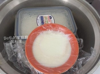 step9: 此時在消毒過的容器倒入1:3的優酪乳、鮮奶，不用攪拌；蓋上蓋子或保鮮膜，放入加上隔熱架的電鍋