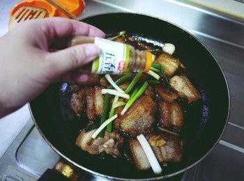 step4: 最後撒上少許的五香粉加少許的水(蓋過肉就可以，不要多)開中火，燒到醬收汁就可以了