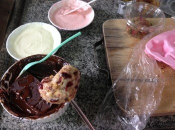 step3: 將燕麥球表面醮上朱古力漿至完全幅蓋住為上，襯朱古力漿未乾前灑上玫瑰花碎或果仁碎便可待凝固包裝起來