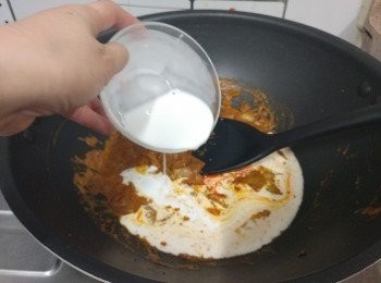 step4: 將餘下的300ml椰漿加入攪勻