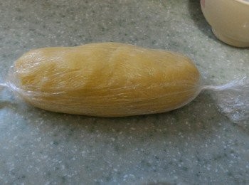 step2: 將麵團用保鮮膜包著放入雪櫃冷藏約30分鐘使麵團變硬。