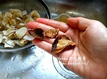 step3: 海底椰片用水沖一沖洗及瀝乾 , 果皮刮去囊撕成細片
