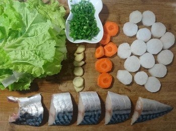 step1: 蘿蔔切片（約1公分厚），薑切片，小白菜切段，葱切成葱花，鯖魚切段（前兩刀輕輕切，第三刀再切斷）。