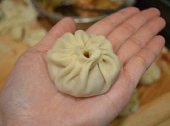 step17: 然後沿著麵皮邊開始打摺，邊打摺邊將麵皮慢慢轉動，摺數約為18-20個左右，把肉饀全部包入麵皮內。