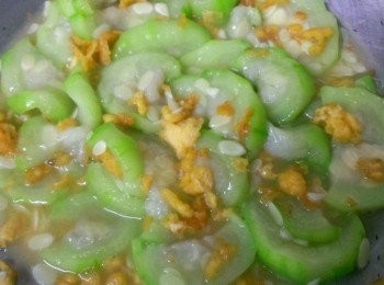 step3: 絲瓜出水後加人一半的蛋酥~悶一下~調味~鹽~烹大師~胡椒粉~