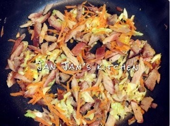 step2: 燒熱少許油將材料炒軟。
如想多做幾個，可以一次過多炒材料，分開幾次煎即可。