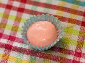 step9: 朱古力包綿花糖做法：沾滿朱古力後，用小叉於底部托起流走多餘之朱古力，再放入小蛋糕紙托內
可以趁朱古力凝固前貼上任何裝飾例如彩珠 
或待朱古力凝固後於上面用畫小熊的方法畫上喜愛的圖案或寫字