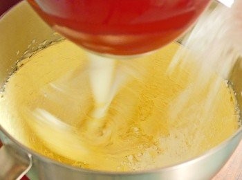 step3: 接下來的 1 分鐘，邊打發把糖霜逐少加入牛油中。