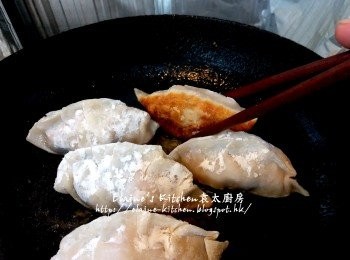 step11: 另一面燒紅鑊 , 將餃子放入鑊中用慢火慢慢煎至每面金黃色