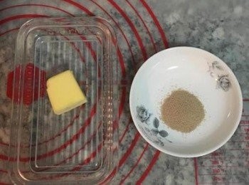 step7: 準備好即溶酵母和無鹽奶油