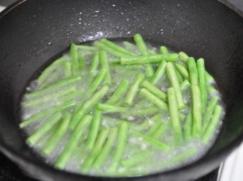 step2: 先備適量油品熱鍋，將四季豆下鍋炸製變色