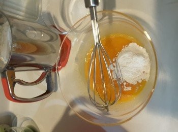 step1: 蛋黄、砂糖、植物油拌匀篩入低筋粉及斑蘭汁快手拌匀成蛋黄糊備用