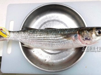 step1: 烏頭在魚檔已經去鱗去內臓，但未必徹底，回家後要再次清洗，把內臓及積血盡量清除乾淨。