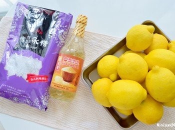 step1: 我使用costco冰糖大袋裝2000g、萊姆一袋15顆、2罐糯米醋(會稍微剩一點) 剛好夠我做兩罐2700ml的weck玻璃罐