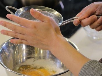 step6: 蛋黃加入加入已過篩粟粉拌勻