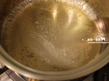 step4: <span class="group_2">草莓布丁</span>細砂糖+水煮至糖融化，關火。新鮮草莓洗淨瀝乾，以果汁機打成泥狀備用。