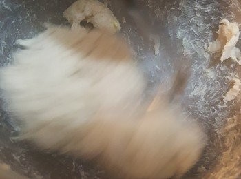 step1: 先將材料倒入廚師機內，用1號速度攪拌一分鐘。