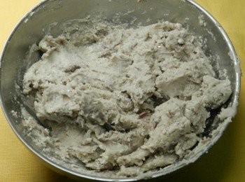 step2: 芋頭加入地瓜粉與糖和成泥