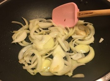 step5: 燒熱油鑊子，加入洋蔥快炒至軟身約1-2分鐘