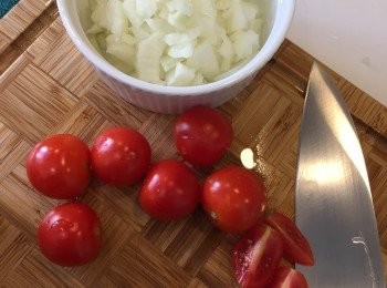 step3: 車喱茄、洋蔥、紅辣椒、紅椒和蒜頭切粒。