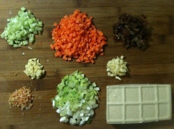 step1: 西洋芹切丁、紅蘿蔔切丁、黑木耳切丁、青葱切成葱末、薑切成薑末、蒜頭切成蒜末、蝦米剁碎、板豆腐洗淨擦乾備用。