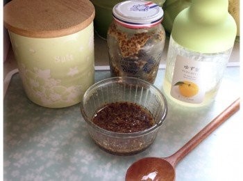 step3: 調配柚子蜜糖芥末醬汁。用1大匙原粒芥末，加上一大匙柚子蜜糖，和一點點鹽，用匙搞勻，備用。