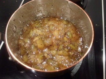 step9: 熬煮完成後,稍微放至冷卻(約50-60度c),再裝入空瓶裡,蓋上蓋子馬上進行倒扣(可達到真空狀態)直到冷卻。放冷藏可放1-2個月,開罐後請用乾淨無沾水的湯匙取出果醬,由於無添加,趁新鮮1-2兩週內食用完畢為佳。放冷凍可保存半年。