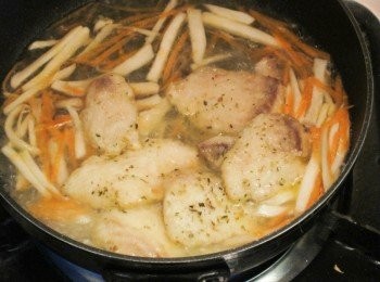 step6: 再將魚片入鍋拌炒一下，接著勾點薄芡