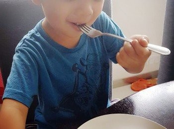 step4: 雞蛋加入香蕉蓉一同攪拌，拌勻至沒香蕉顆粒