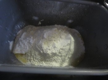 step2: 將材料依材料表由上而下的順序放 入麵包容器。