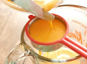 step9: 以細密的小孔濾網過濾蛋漿，去除不能通過的蛋白。蛋漿表面如有氣泡，需要撇走清除。