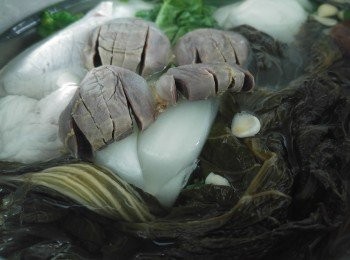 step1: 將菜乾浸軟沖洗乾淨備用,瘦肉和鴨腎汆水備用,南北杏浸一浸備用,大白菜一開二洗淨備用,羅漢果沖洗乾淨備用,鴨腎用鉸剪剪開部份,讓鴨腎容易出味,果皮浸軟去白色囊備用。將所有材放入熱水同煲約三小時。