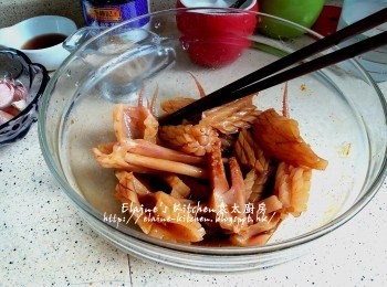 step1: 魷魚鬚切細條 , 魷魚頭切半後放入大碗內 , 加入<span class="group_2">醃料</span>拌勻蓋上保鮮紙靜待30分鐘