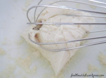 step5: 对于我来说，我没有搅拌机。所以，我只能用打蛋器。