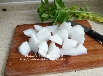 step1: 豬皮沖洗乾淨浸水20分鐘 , 白蘿蔔去皮切件