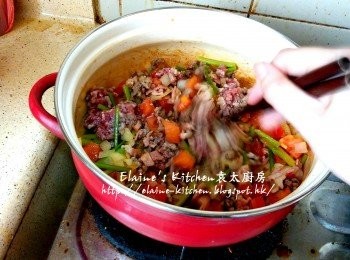 step5: 加入煙肉炒至熟透 , 再加入牛肉碎 , 豬肉碎拌勻炒至轉色