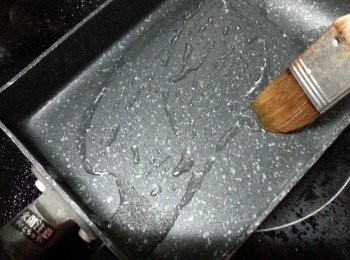 step6: 用長方形平底鑊,先掃上油