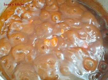 step5: 最後再將咖哩塊及<span class="group_2">調味料</span>加入,中小火煮約10分鐘即可