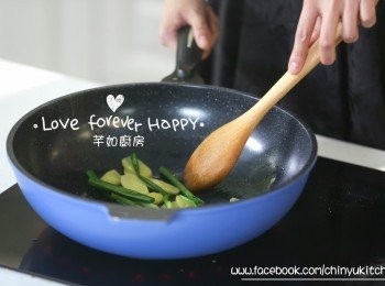 step5: 燒熱油後, 下薑蔥爆香後灒紹酒, 蓋上鍋蓋略焗一會