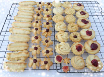 step6: 曲奇出爐後，留待焗盤上定形約1~2分鐘，再轉去鐵網架上散熱，待完全放涼後立刻放入密實盒內儲存。