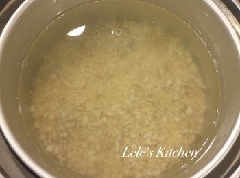 step1: 將薏仁與薏米用冷水沖洗乾淨後，
放入內鍋(鍋內記得加水哦~)
外鍋兩杯半的水 開始蒸